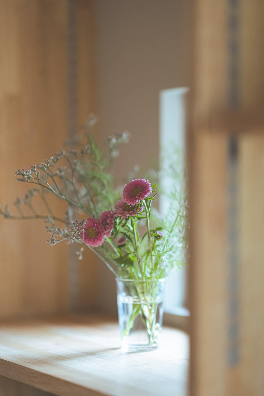 棚に置いてある花瓶と花