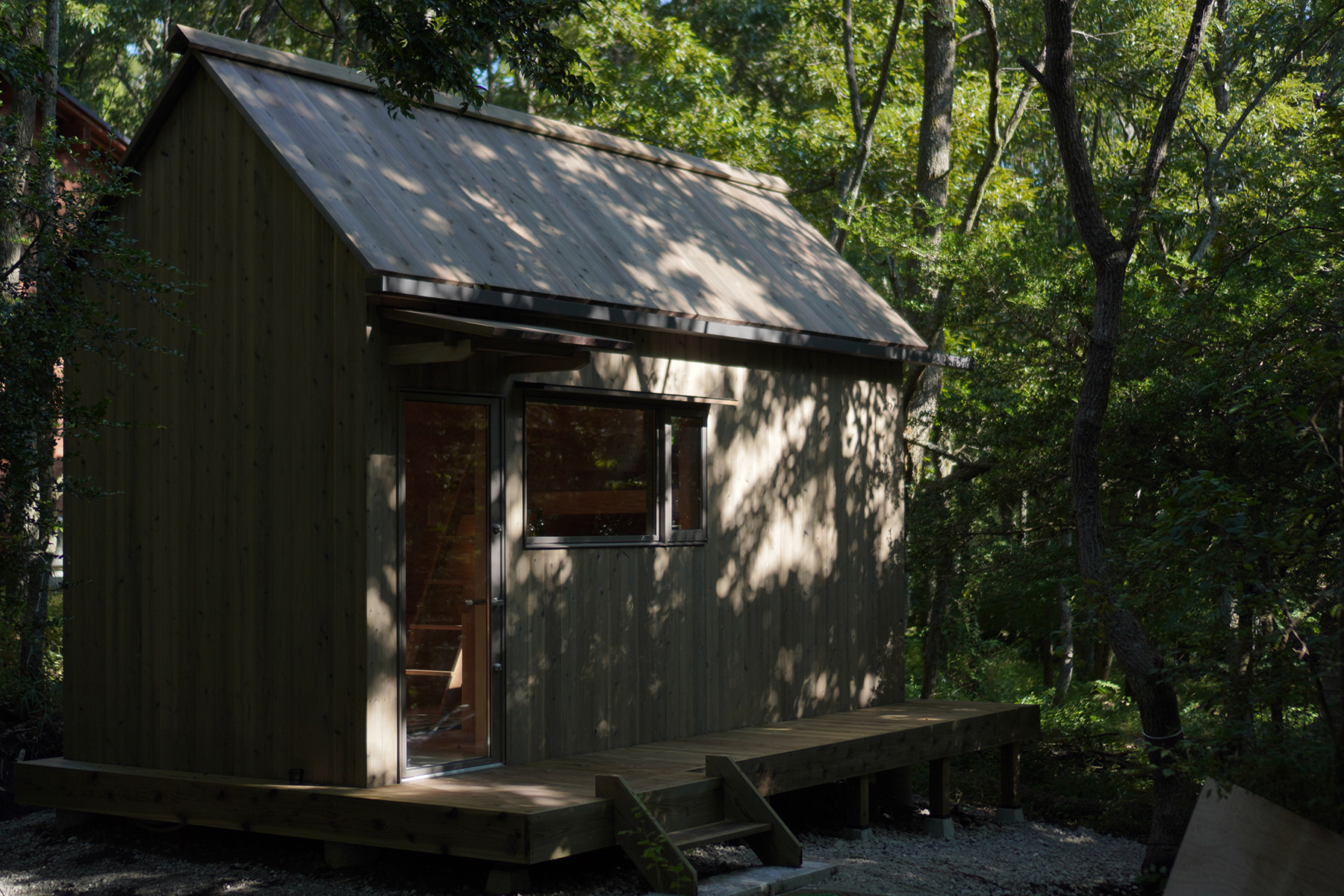 森の中に建つ３坪の小屋ソロキチの外観