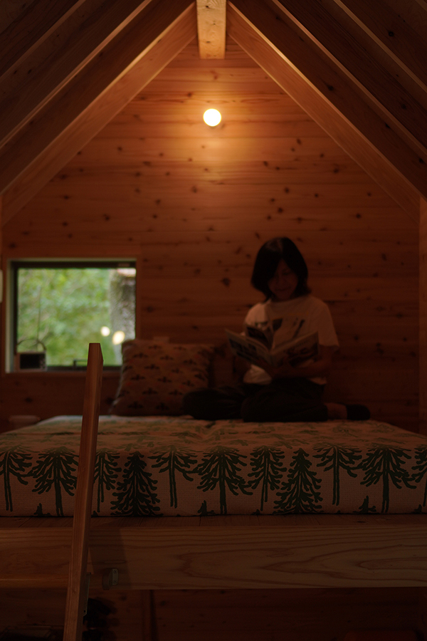 ソロキチのベッドで本を読む女性