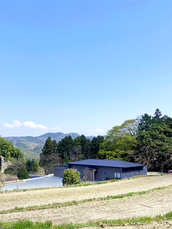 広角で見た平屋の外観