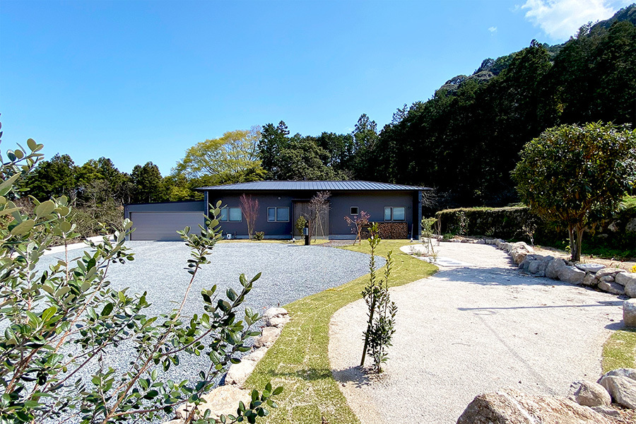 平屋の正面から見た外観。